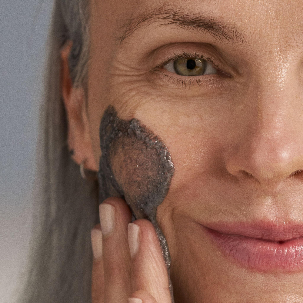 Este exfoliante en polvo combate contaminación ambiental en la piel.
