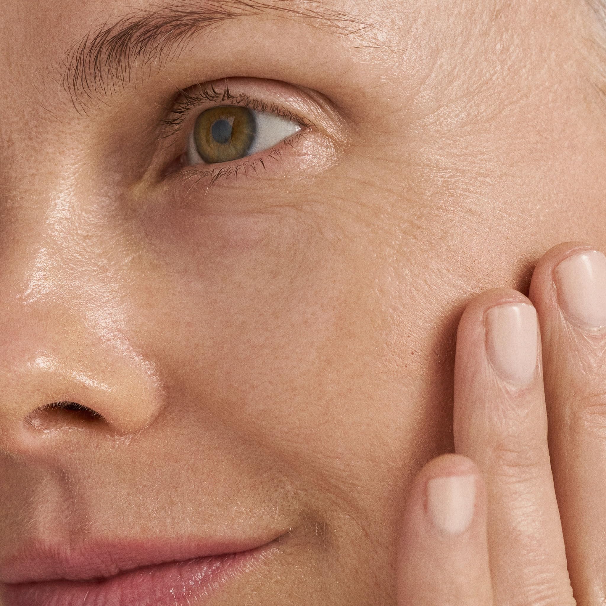 Dermalogica Skinperfect Primer SPF30 neck application for seamless finish.