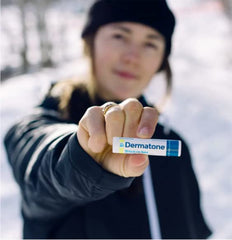 DERMATONE Balsamo labial mineral SPF 30, protección solar para excursiones.