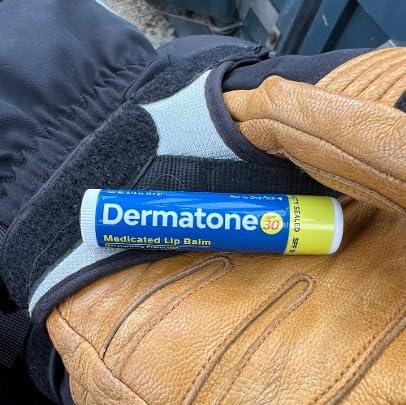 Vitamina E en Dermatone Original ayuda a la salud de los labios.