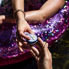 Dermatone protector resistente al agua y sudor para aventuras al aire libre.