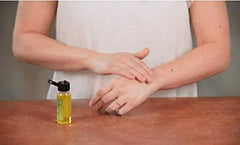 Desert Oasis Skincare Jojoba Oil, ideal para cutículas y uñas cuidadas.