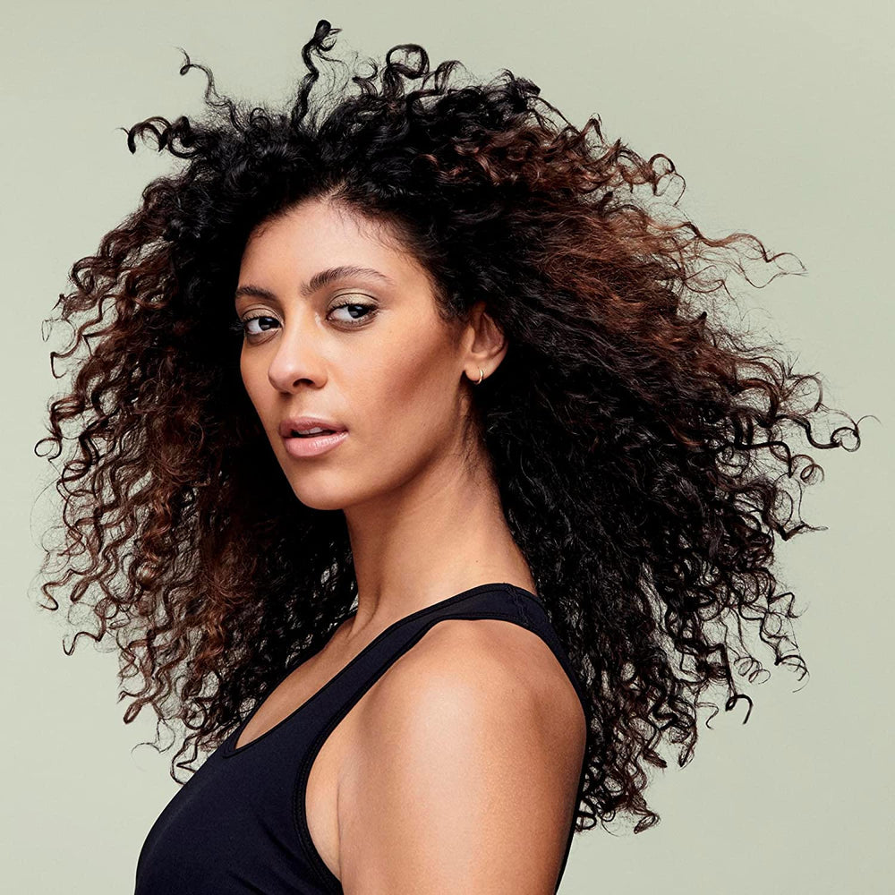 DevaCurl Encourages curl clumping for defined coils.