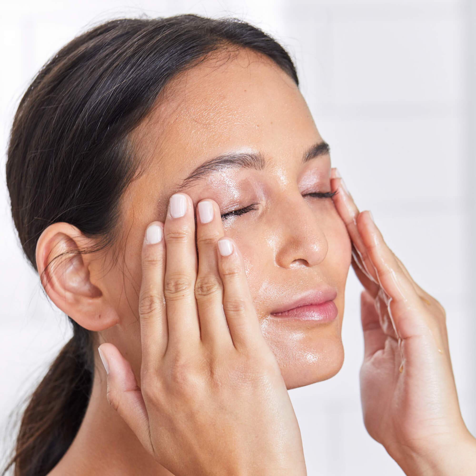 DHC Deep Cleansing Oil dissolving waterproof makeup during removal