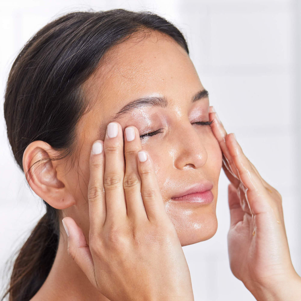 DHC Deep Cleansing Oil dissolving waterproof makeup during removal