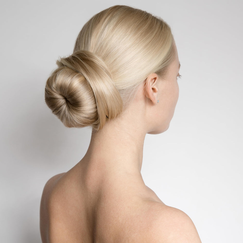 Diane Jumbo Donut, recogido estilo liso, volumen cómodo y acabado discreto.