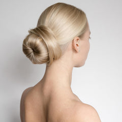 Diane Jumbo Donut, recogido estilo liso, volumen cómodo y acabado discreto.