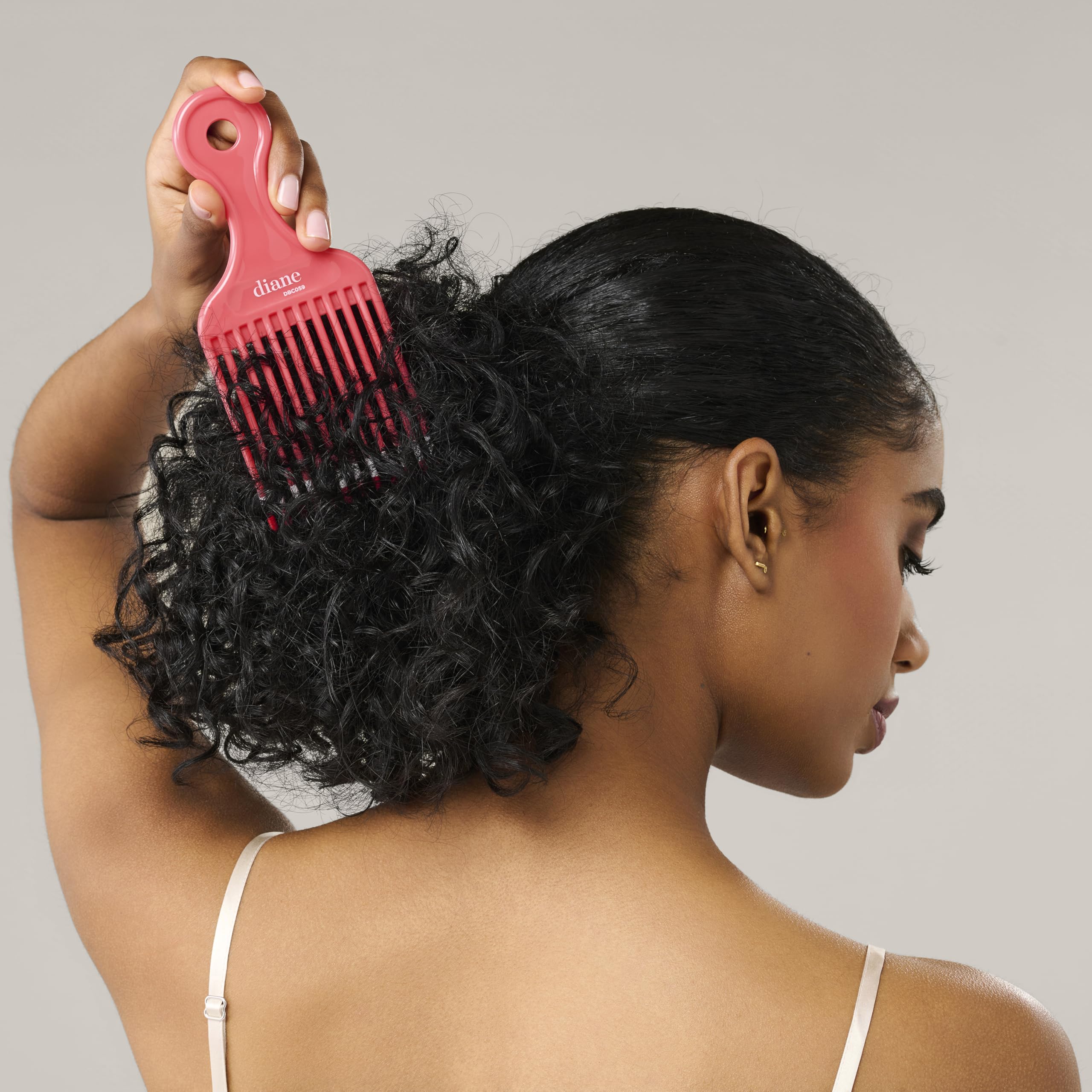 Diane wide-tooth comb styling enhances curls without snagging for textured hair.