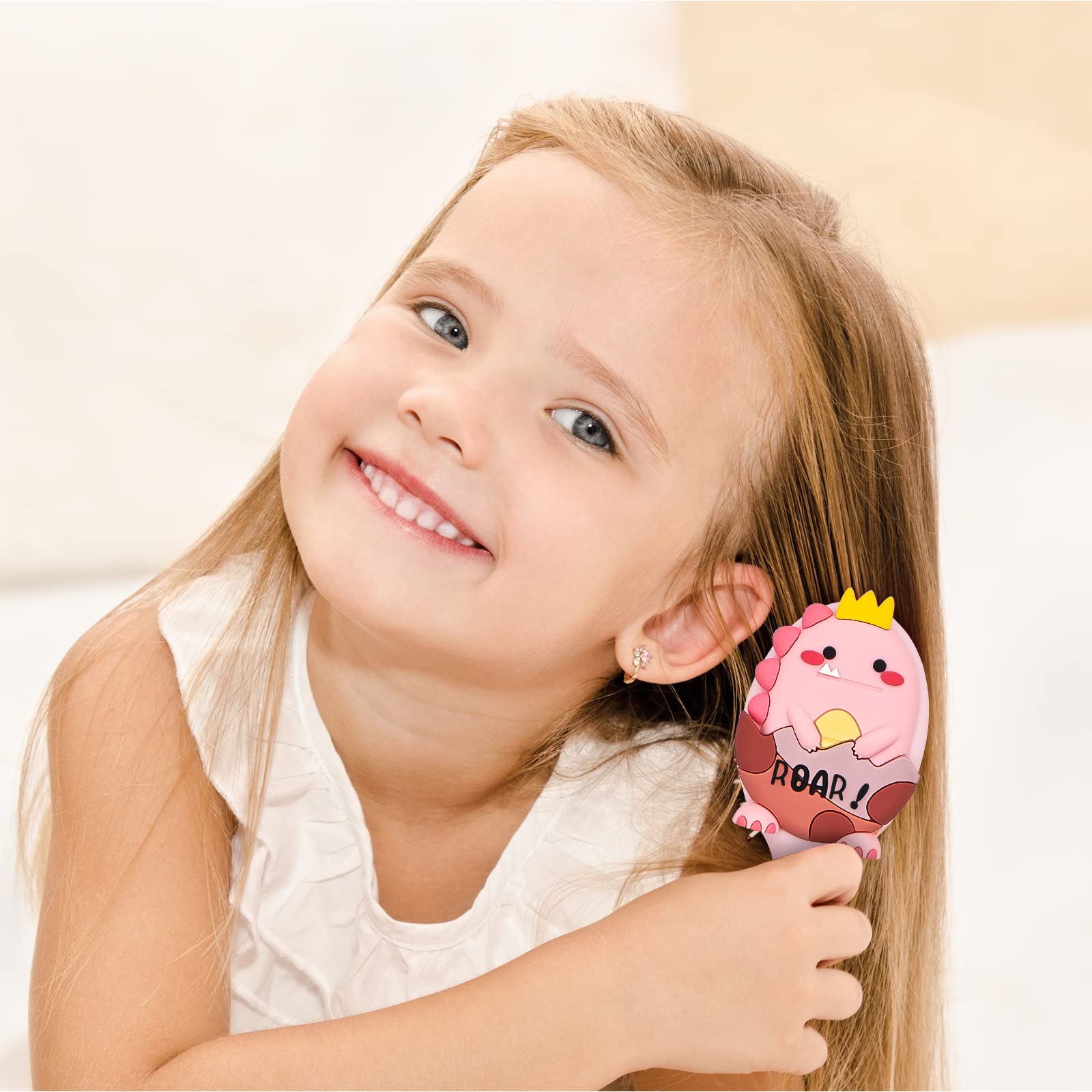 Dinatis ergonomic handle provides secure grip during brushing.