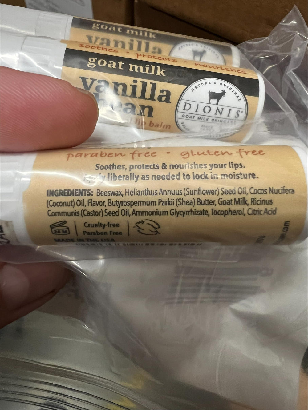 Bálsamo labial con vainilla, empaque compacto y práctico