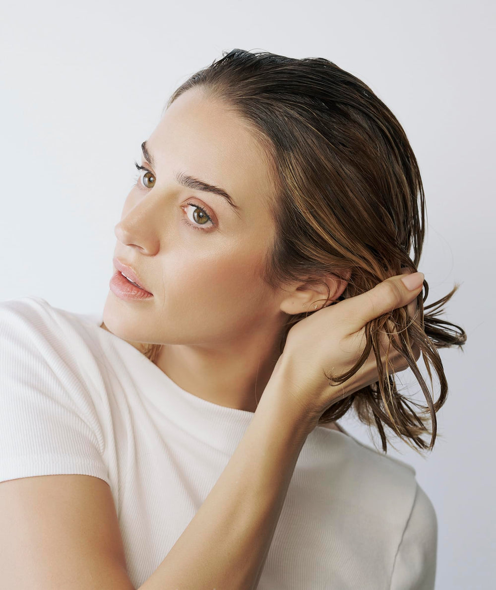 Divi Air Dry Styling Cream close-up on frizz control for strands.