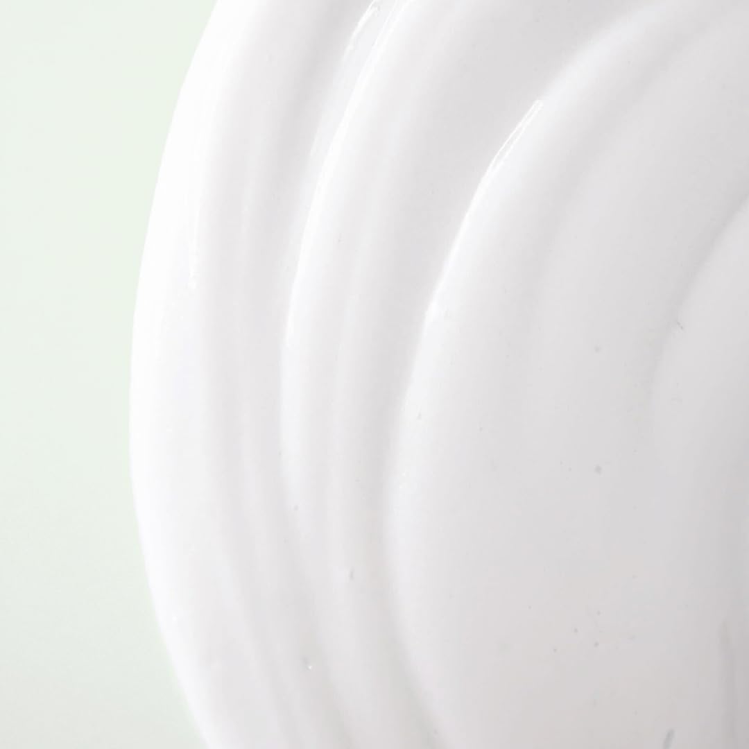 Divi lightweight leave-in finish for a non-greasy feel.