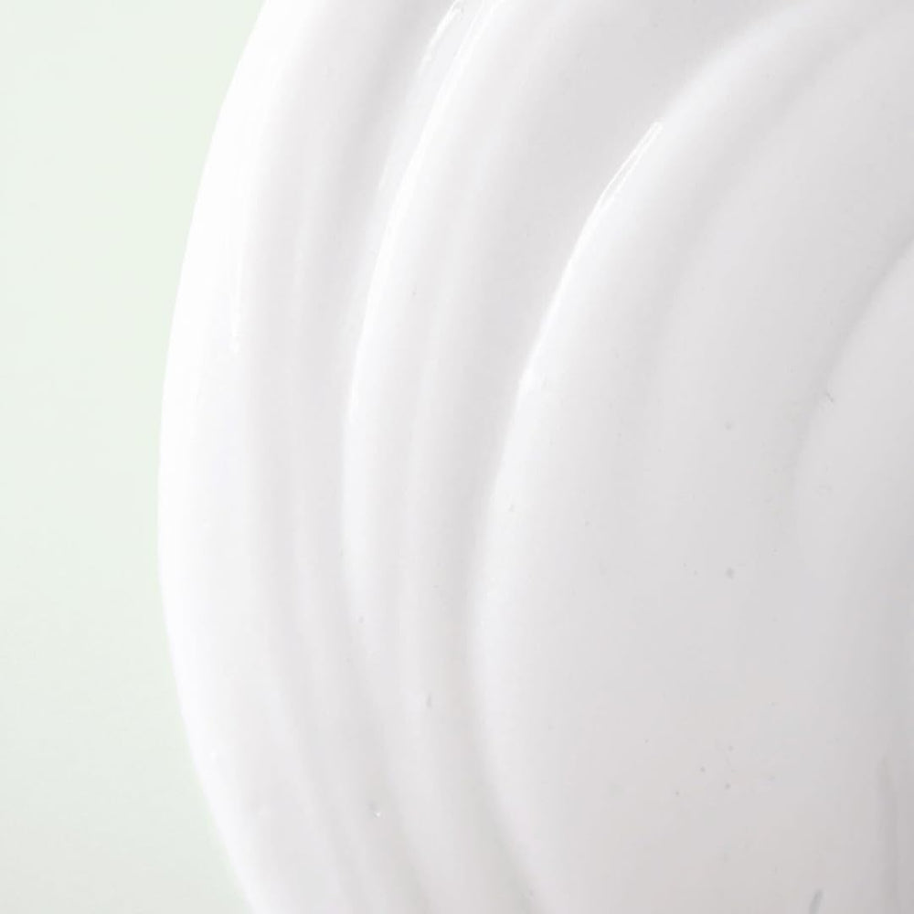 Divi lightweight leave-in finish for a non-greasy feel.