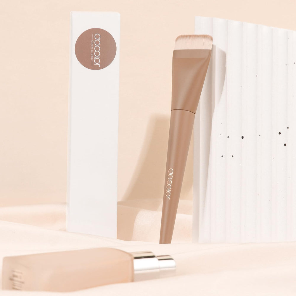 Docolor easy-clean foundation brush designed for quick maintenance.