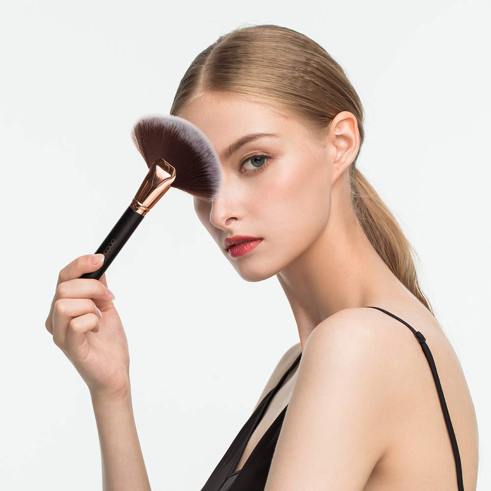 Docolor fan brush finishing powder for a seamless setting.