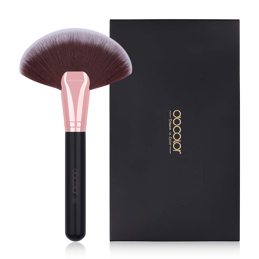 Docolor fan brush with soft bristles for gentle makeup application.