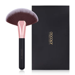 Docolor fan brush with soft bristles for gentle makeup application.