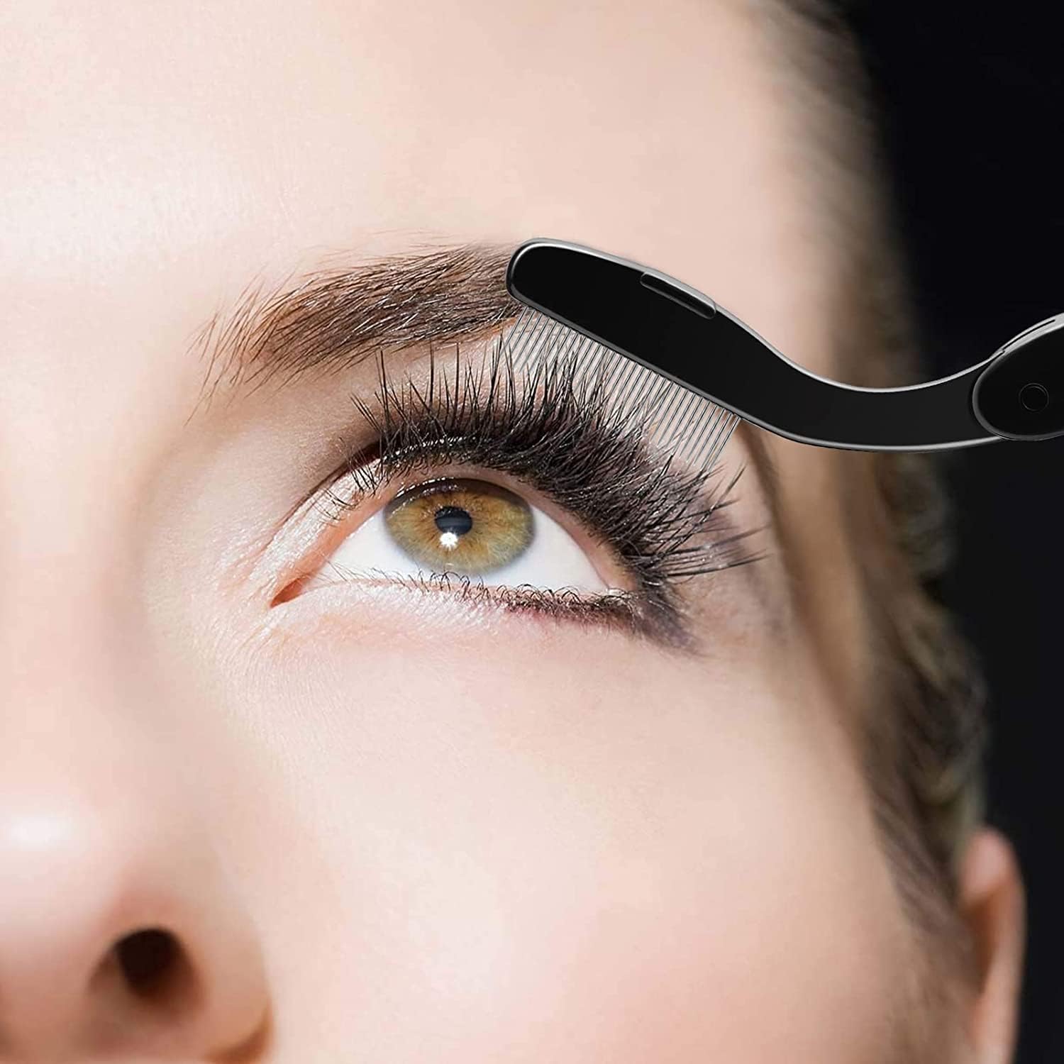 Docolor foldable eyelash comb open angle view shows curved contour for easy guiding.