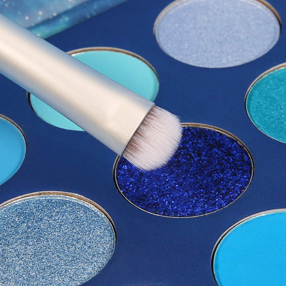 Paleta docolor compacta para viaje, fácil de llevar.