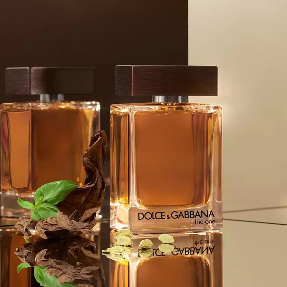 Dolce&Gabbana The One spray action showing easy pulse-point application