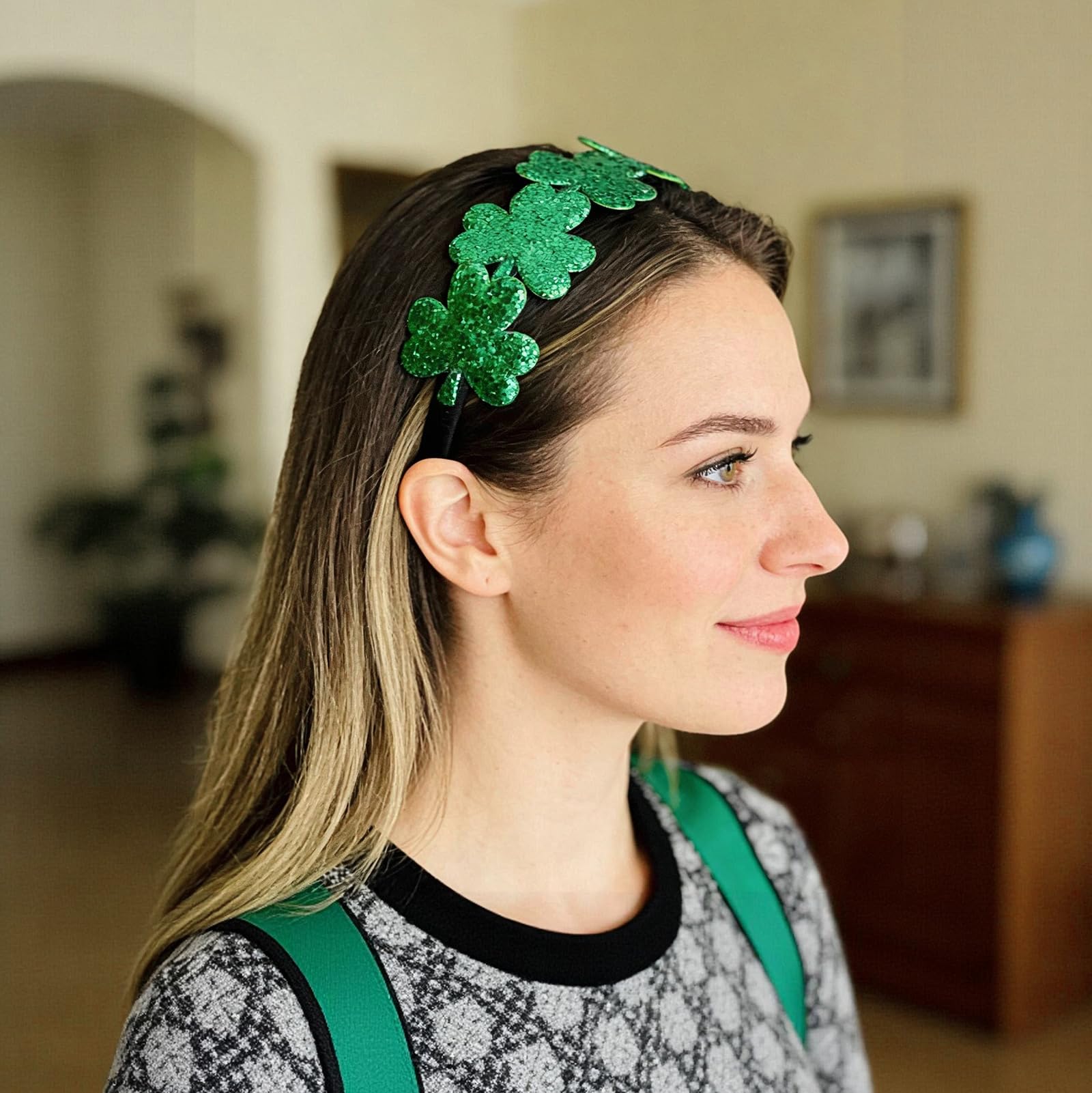Soft fabric and flexible base detail on the Doneace headband.