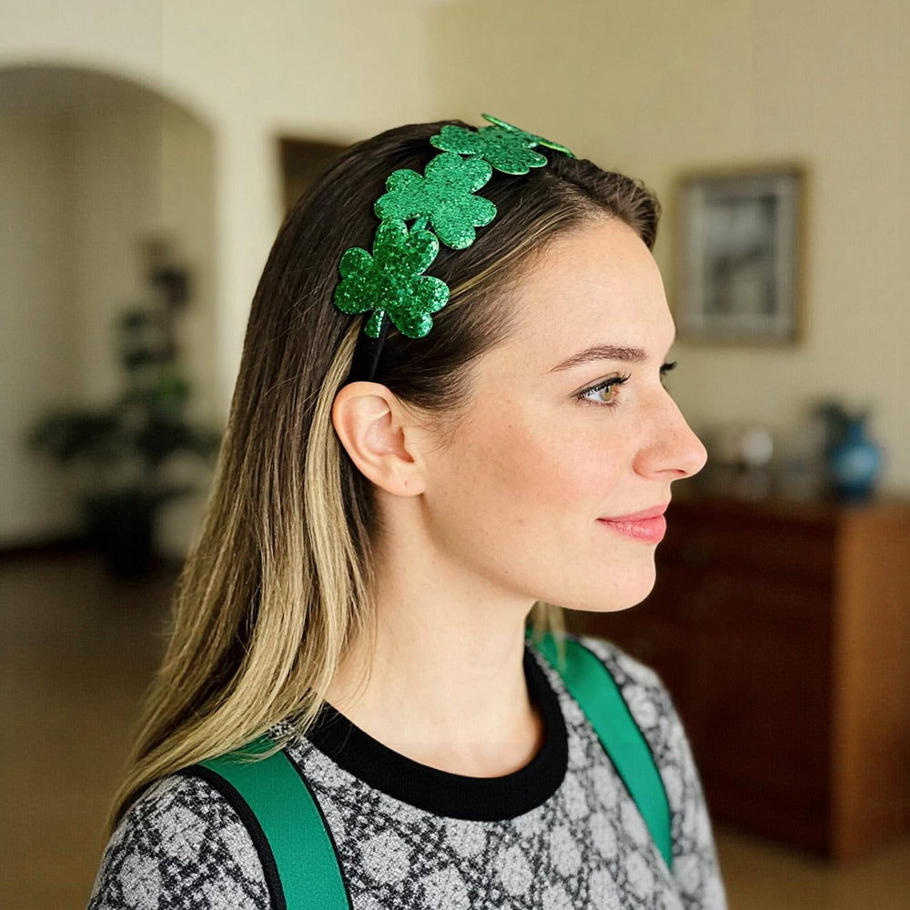 Soft fabric and flexible base detail on the Doneace headband.