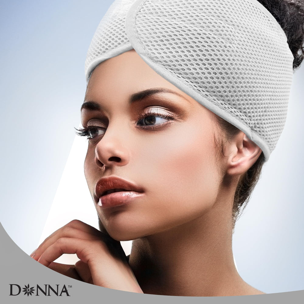 Donna protección del peinado durante limpieza facial y maquillaje