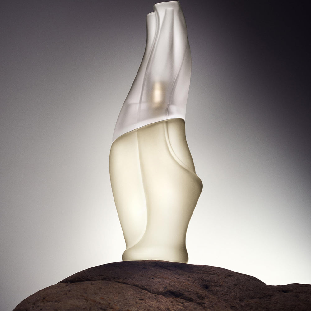 Cap detail of Cashmere Mist bottle, refined finish.