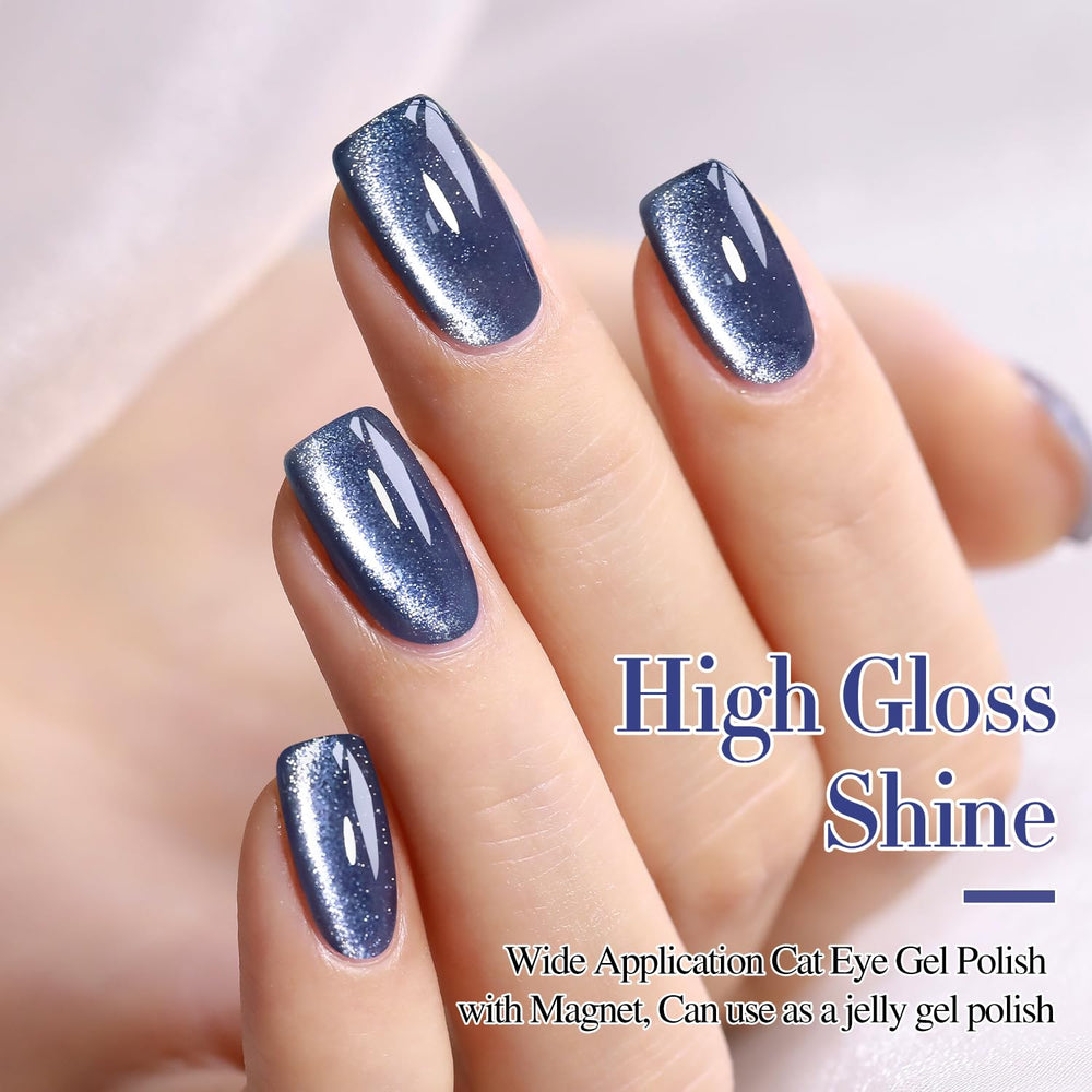 Uñas con efecto ojo de gato azul gracias al gel translúcido de Double Rhythm.