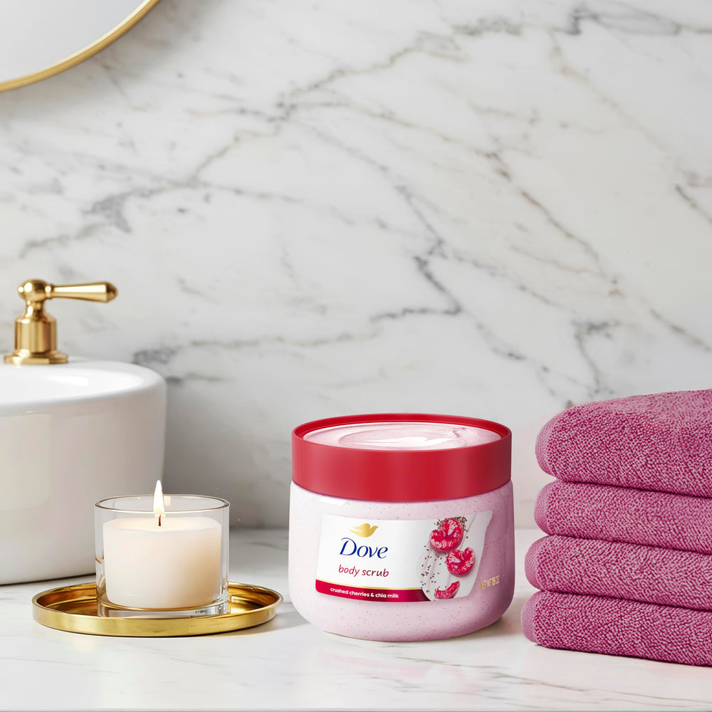 Dove aplicación manual en las manos durante la ducha.