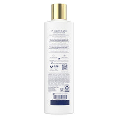 Dove Damage Therapy Acondicionador, aplicación en la mano, ofrece nutrición para cabello expuesto al UV.