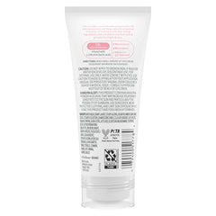 Aplicación de Dove Desodorante Crema para todo el cuerpo en piel.