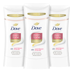 Dove desodorante en barra tono uniforme, aplicación suave y rápida.