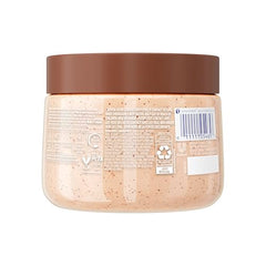 Textura cremosa del exfoliante para aplicación suave en la ducha.