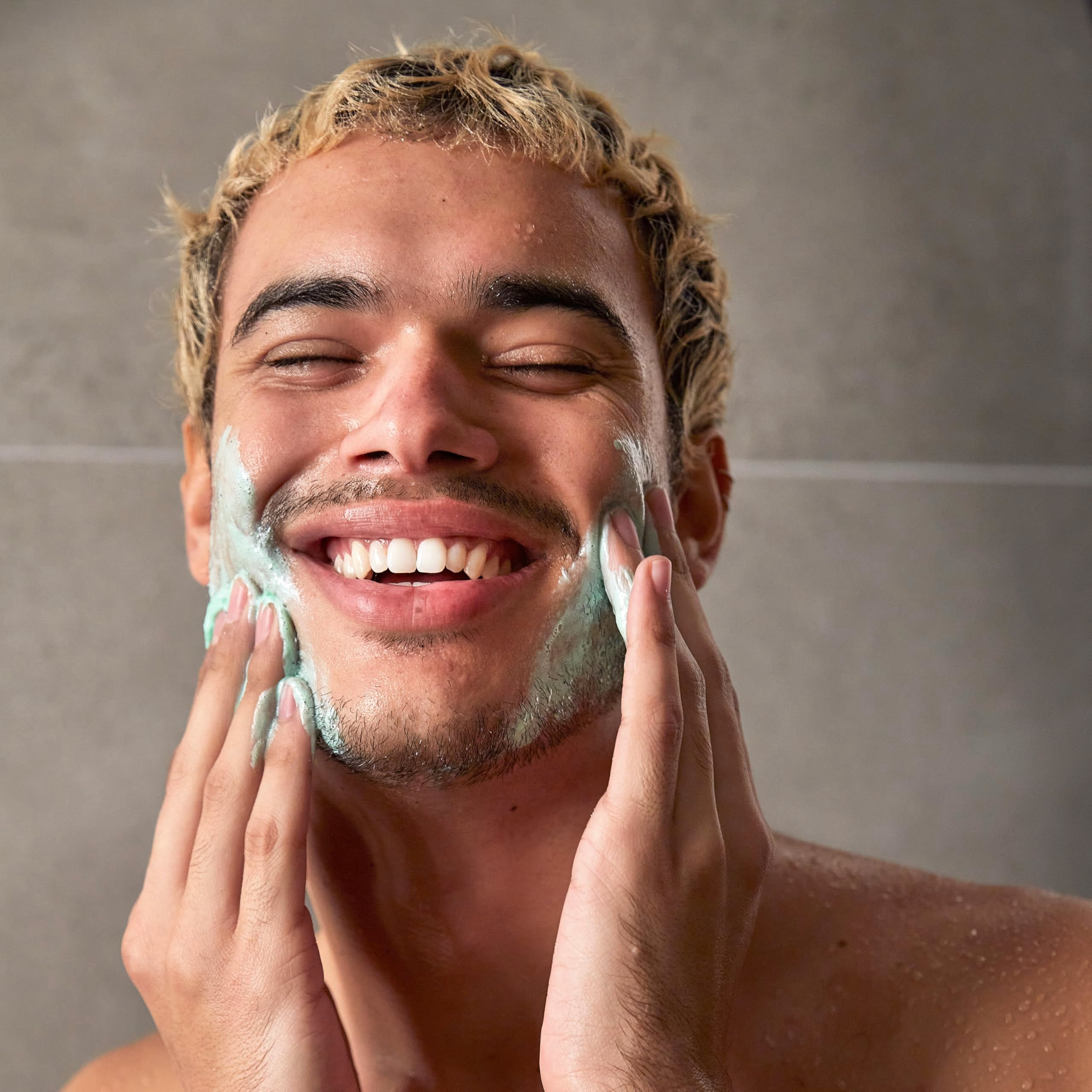 DOVE MEN + CARE sin sulfatos ni parabenos para limpieza suave.