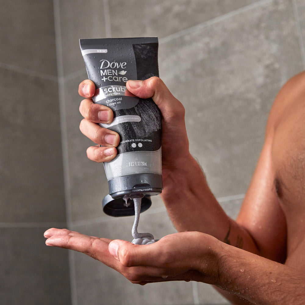 DOVE MEN + CARE Scrub Carbón Clavo, envase libre de parabenos y sulfatos.