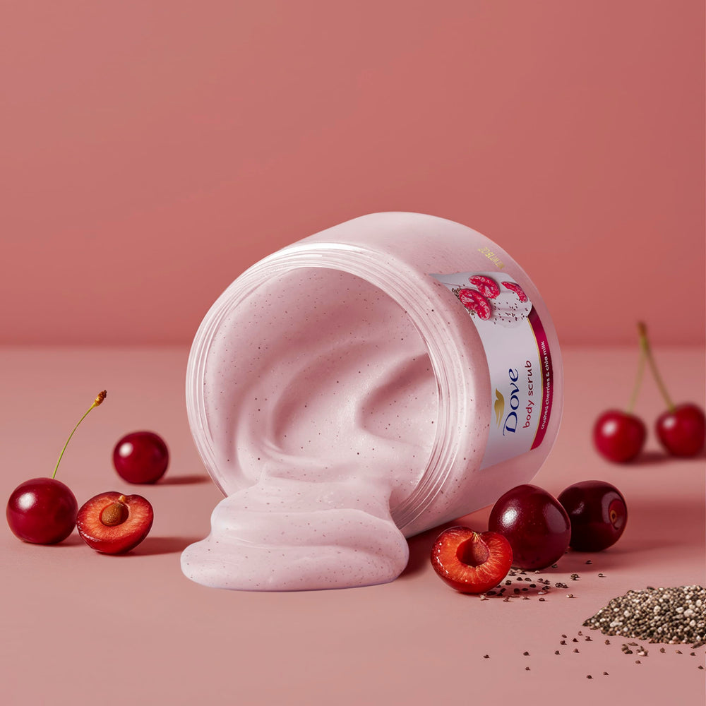 Dove textura cremosa que cuida la piel durante la exfoliación.