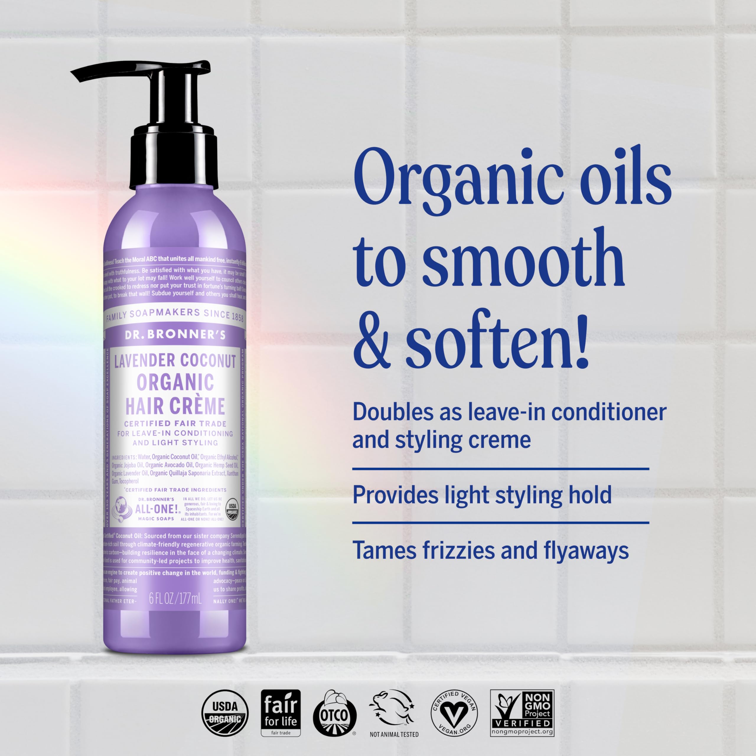 Aplicación en manos de la crema capilar Dr. Bronner's para cabello húmedo.