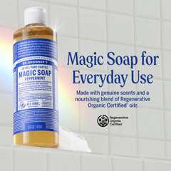 Espuma rica de Dr. Bronner’s castile menta, ideal para ducha suave.