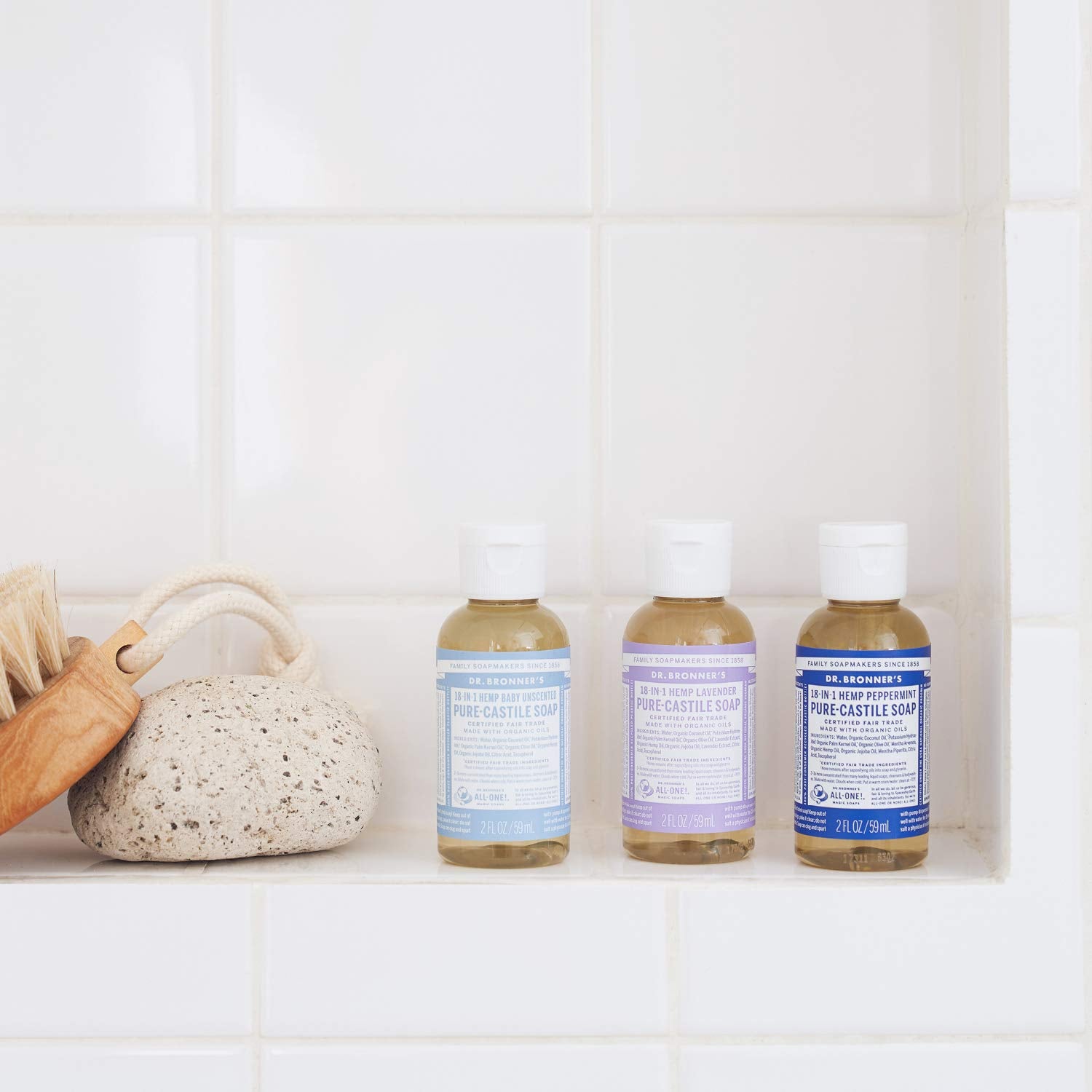 Dr. Bronner’s Jabón Castile puro al verter, espuma cremosa en la mano.