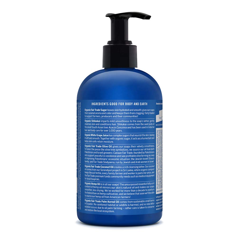 Dr. Bronner's Jabón de menta vertido en la mano para usar.