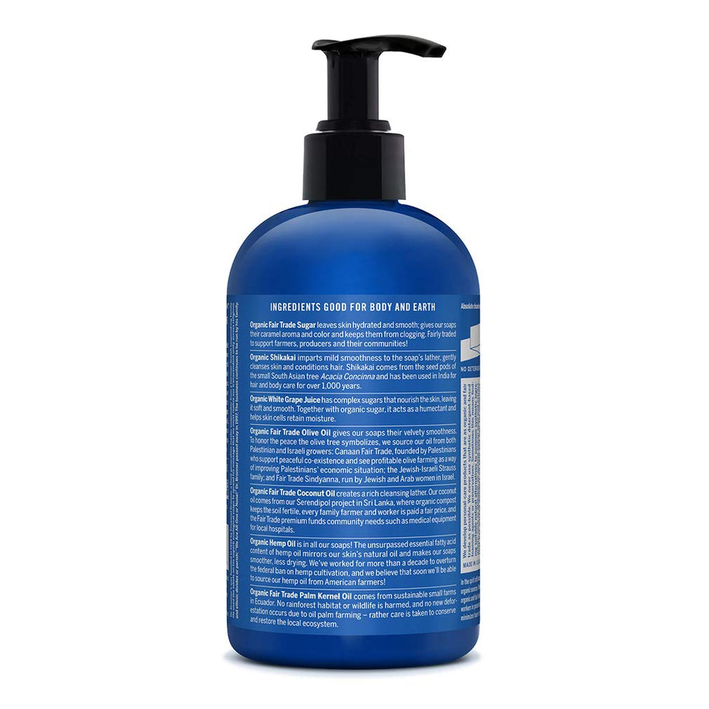 Dr. Bronner's Jabón de menta vertido en la mano para usar.