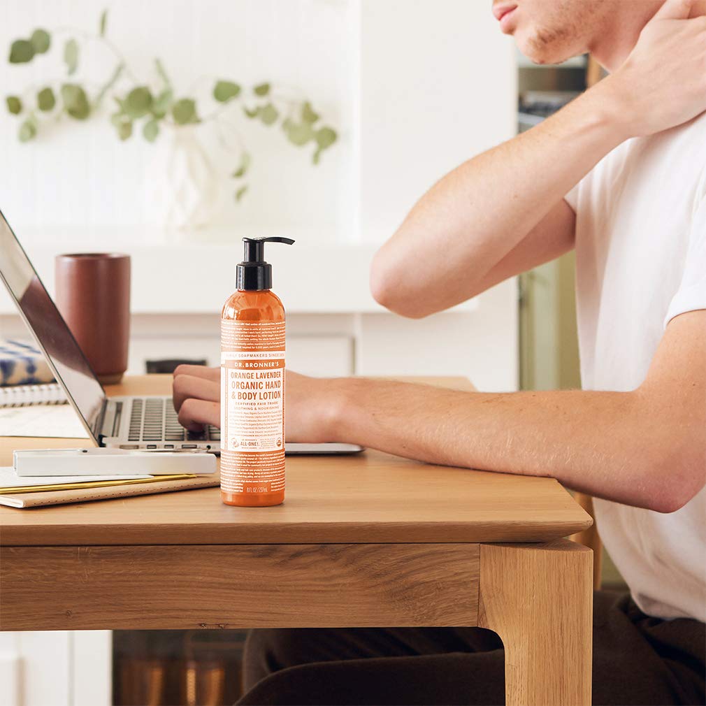 Textura ligera de Dr. Bronner’s Loción Orgánica Naranja Coco, piel suave tras la ducha.