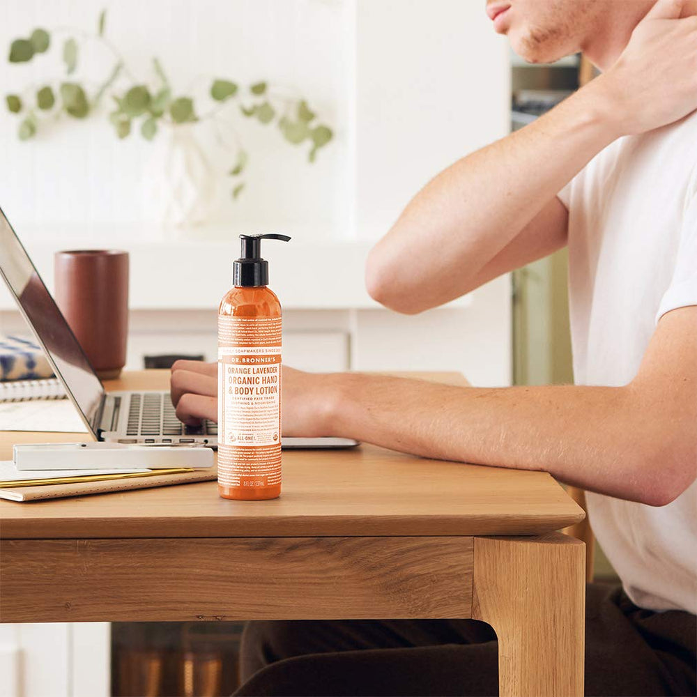 Textura ligera de Dr. Bronner’s Loción Orgánica Naranja Coco, piel suave tras la ducha.