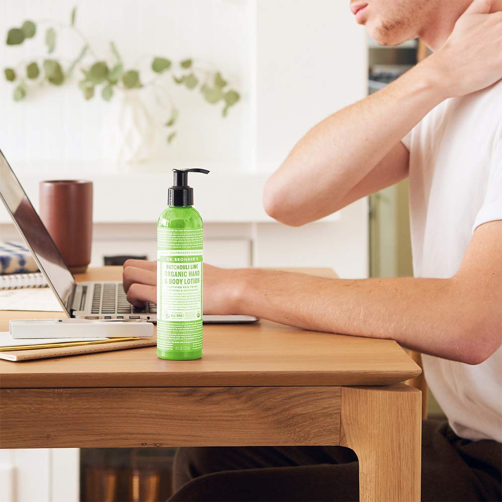 Textura cremosa de Dr. Bronner's que se absorbe rápidamente.