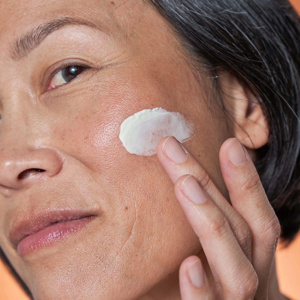 Ingredients blend of Dr Dennis Gross Advanced Retinol Ferulic highlights botanicals and Niacinamide