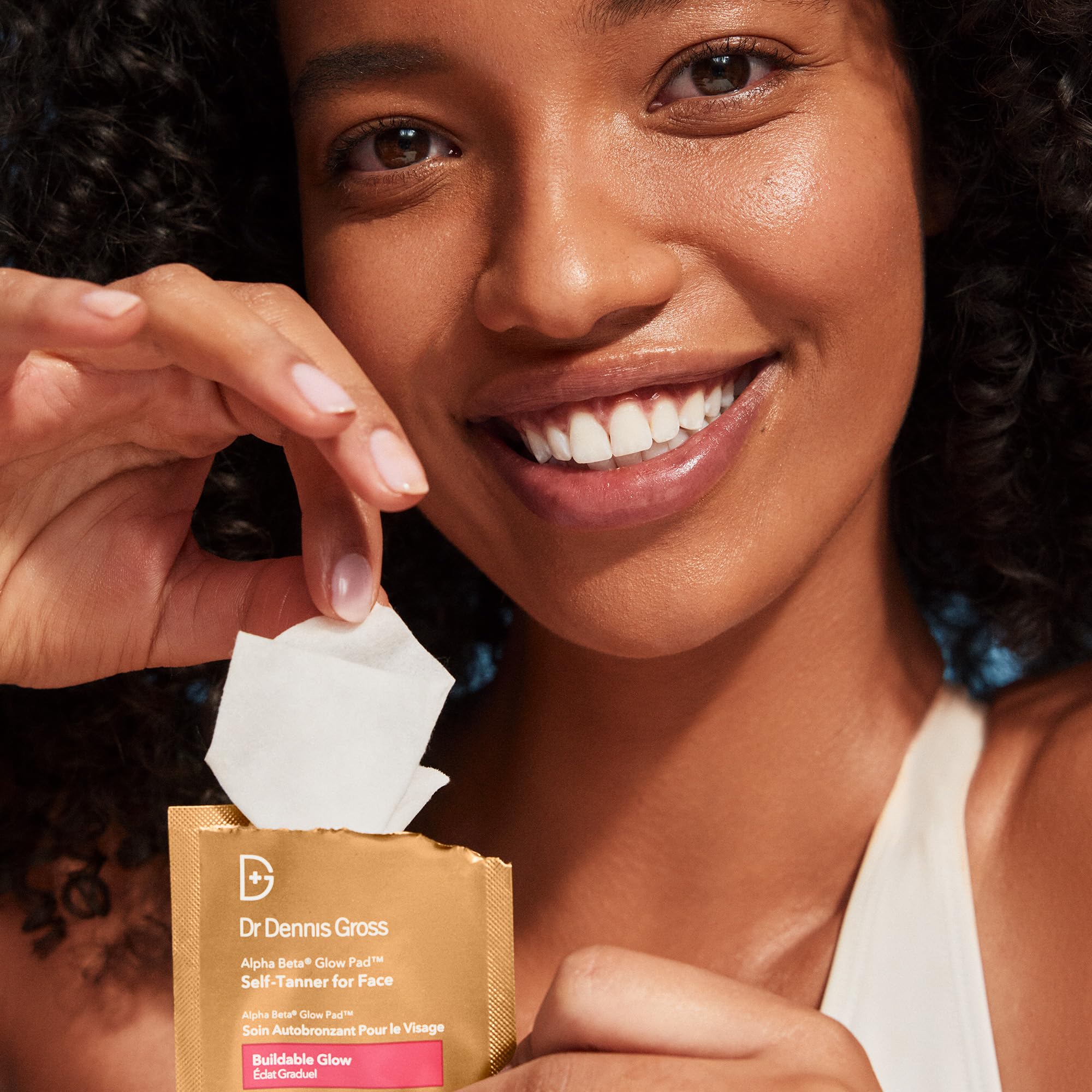 Dr Dennis Gross Glow Pad Face towelette supports a simple daily skincare ritual.