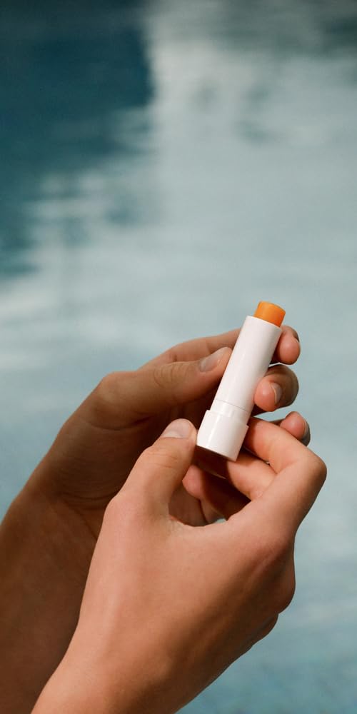 Dr. Hauschka Bálsamo en Barra para Labios, práctico para bolsillos y viajes.