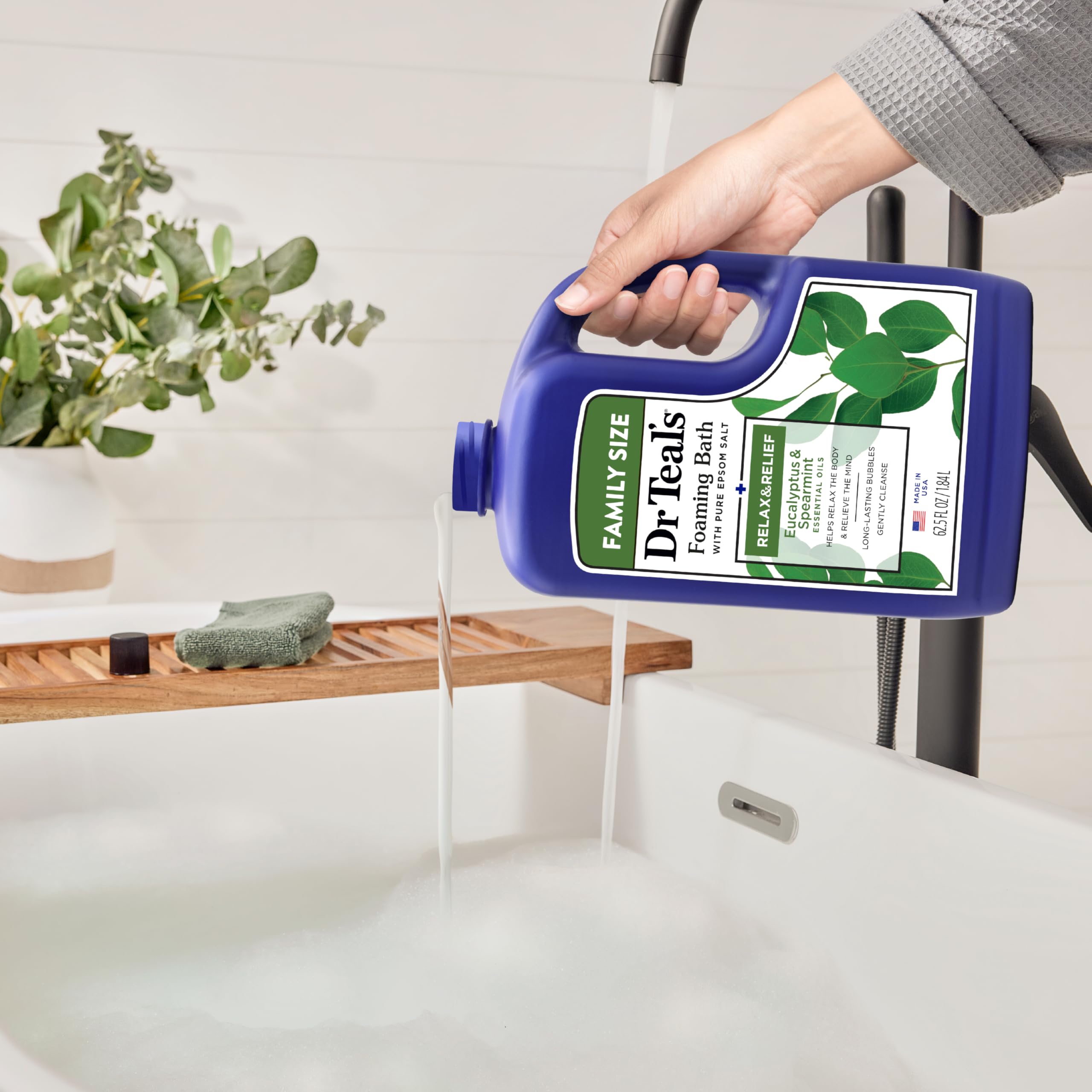 Dr Teal's hojas de menta aportan sensación fresca durante el baño.