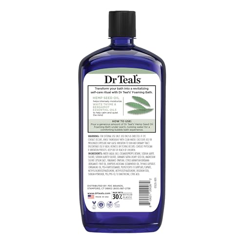 Persona relajada disfrutando un baño con Dr Teal's